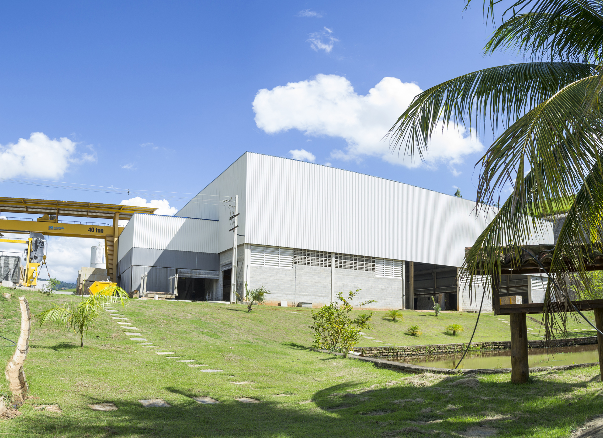 Imagem do lado exterior da empresa Naturale Granitos